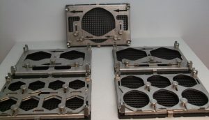 Fünf verschiedene, verstellbare Bauteilpaletten bestehend aus Kunststofftray mit draufgeschraubtem Blechrahmen mit verstellbaren Bauteilplätzen, für darauf platzierbare Drehteile
